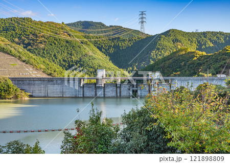 森町の太田川ダムの彩り岬公園から見たダム湖と青空の風景(静岡県) 森町の太田川ダムの彩り岬公園から見たダム湖と青空の風景(静岡県) 121898809