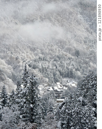 雪降る白川郷 121898930