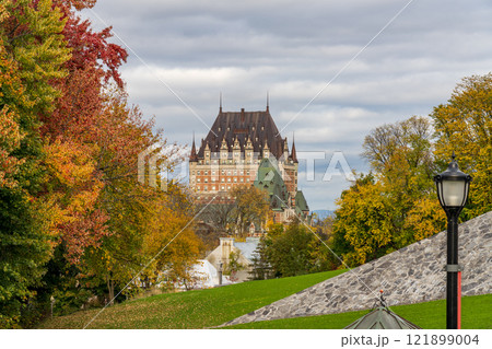 Quebec City Old Town in autumn season. 121899004