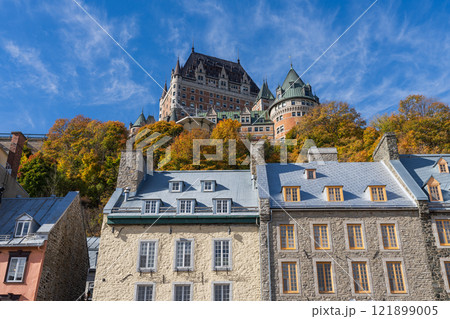 Quebec City Old Town in autumn season. 121899005