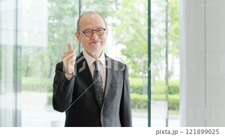 グッドサインをするビジネスマン 121899025