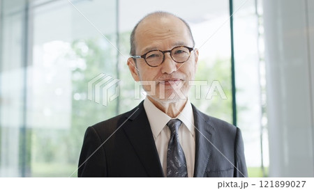 カメラ目線で微笑むビジネスマン 121899027