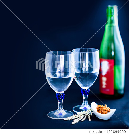 日本酒 純米大吟醸 薫酒 冷酒 を ワイングラス で 乾杯 【 お酒 を 楽しむ イメージ 】 121899060