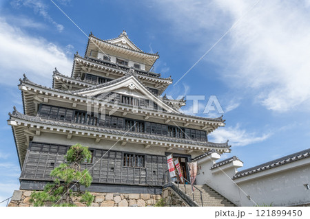 大分県中津市　晴天の中津城天守（奥平家歴史資料館） 121899450