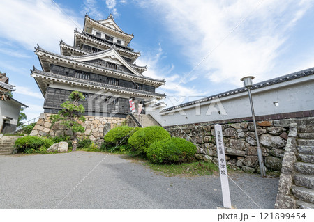大分県中津市　晴天の中津城天守（奥平家歴史資料館） 121899454