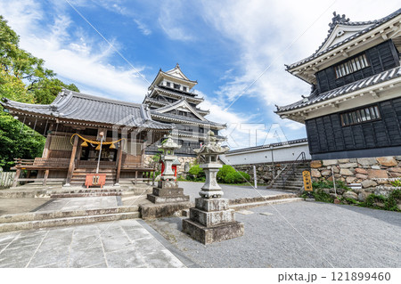 大分県中津市 晴天の中津城天守と奥平神社 大分県中津市 晴天の中津城天守と奥平神社 121899460