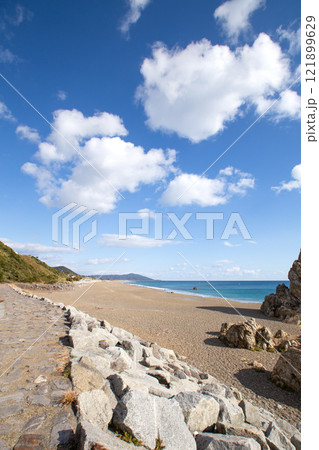 日出の石門から眺める太平洋海岸（愛知県田原市） 121899629