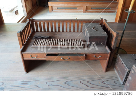 東海道五十三次・石部宿　米問屋「近江屋」の帳場 121899786