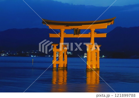 世界文化遺産の宮島夜の大鳥居 世界文化遺産の宮島夜の大鳥居 121899788