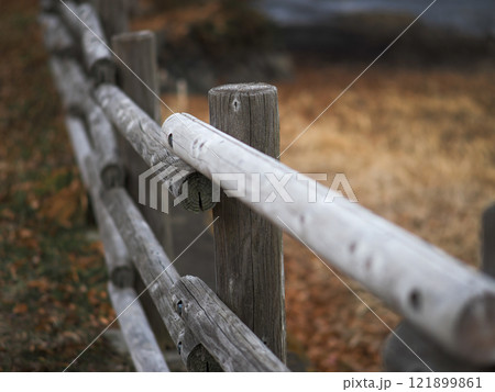 冬枯れの風景に佇む木製の手すりのノスタルジックな写真   121899861
