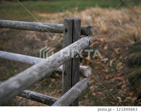 冬枯れの風景に佇む木製の手すりのノスタルジックな写真   121899863