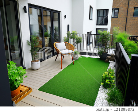 住宅イメージ　芝生の小さな庭 121899872