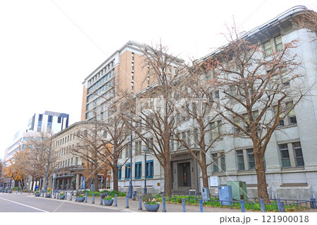 神奈川県横浜市、古い建物が建ち並ぶ日本大通の風景 121900018