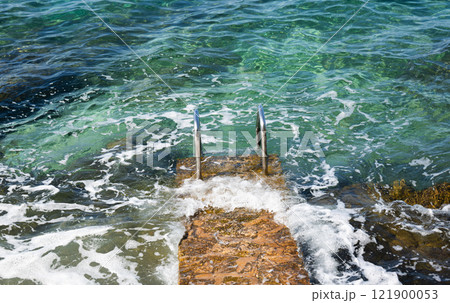descent into the sea with handrails 121900053