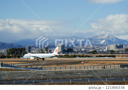 仙台空港を離陸する中国国際航空の旅客機 121900336