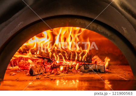 燃え盛る炎 Fire burning in the kiln 燃え盛る炎 Fire burning in the kiln 121900563