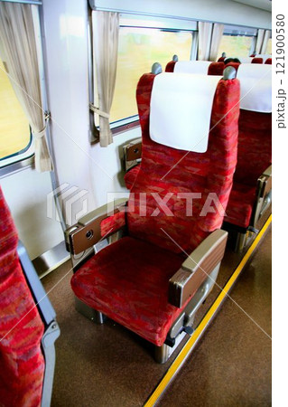 振り子式を活かした高速走行で八雲立つ出雲国へ…『特急やくも』381系の座席 振り子式を活かした高速走行で八雲立つ出雲国へ…『特急やくも』381系の座席 121900580