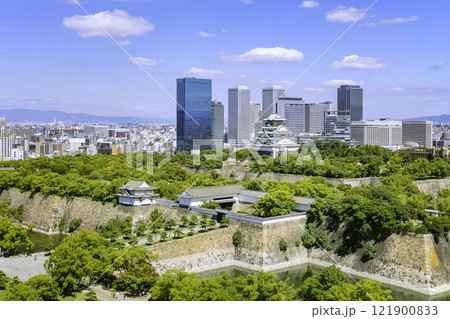大阪城天守閣と立ち並ぶ高層ビル群（大阪府大阪市） 121900833
