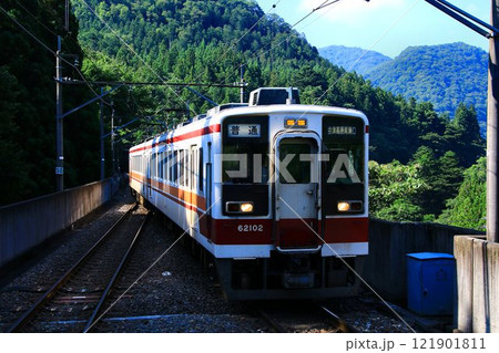 芽吹きの春を迎えた奥鬼怒路を行く… 川治温泉駅にて『6050系』 芽吹きの春を迎えた奥鬼怒路を行く… 川治温泉駅にて『6050系』 121901811