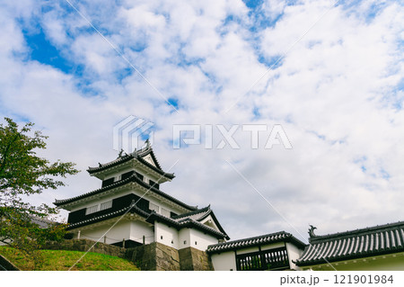 白河小峰城を見上げる 121901984