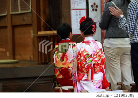 七五三のお参り 121902399