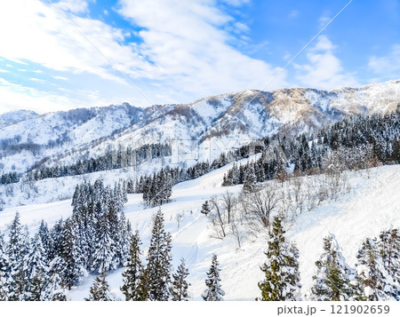 雪に覆われた冬のスキー場 (ゴンドラからの眺め) 雪に覆われた冬のスキー場 (ゴンドラからの眺め) 121902659