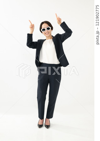 指差しをする女性 指差しをする女性 121902775