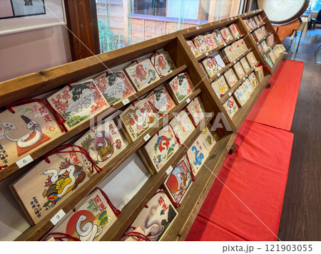 巳年の絵馬の陳列された棚 巳年の絵馬の陳列された棚 121903055