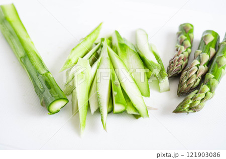 カットしたアスパラガス カットしたアスパラガス 121903086