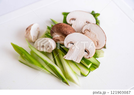 マッシュルームとアスパラガス 121903087
