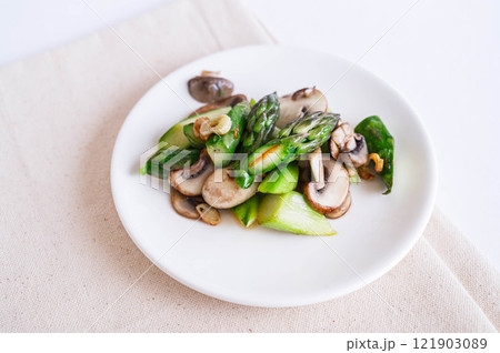 アスパラとマッシュルームのアーリオオーリオ 121903089
