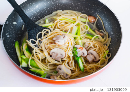 ワンパンパスタ作り　ペペロンチーノ 121903099