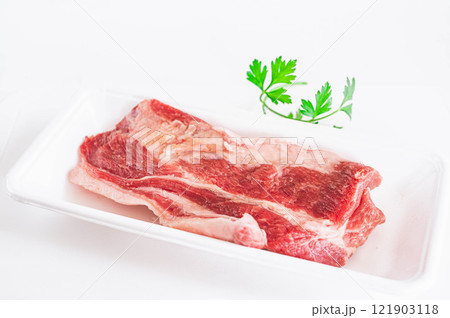 塩と砂糖を揉み込む豚肩ロース肉 塩と砂糖を揉み込む豚肩ロース肉 121903118