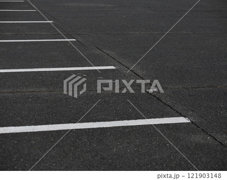 整然と並ぶ駐車場のライン――シンプルで幾何学的な都市風景 121903148