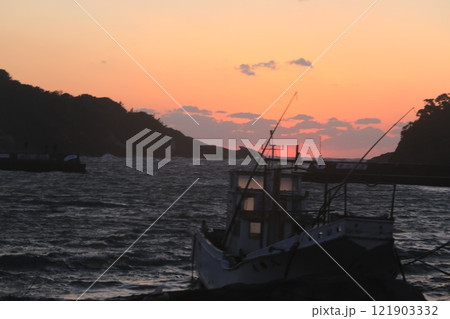 仁科港の島の向こうに綺麗な夕陽　 121903332