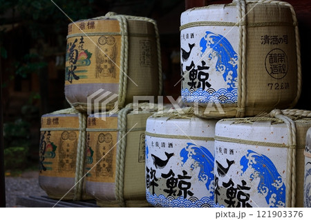 神社に奉納するお酒 神社に奉納するお酒 121903376