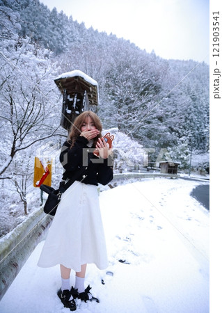 雪の中で散歩する女性 雪の中で散歩する女性 121903541