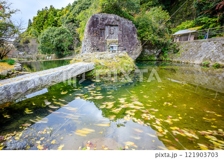 秋の川中不動　大分県豊後高田市 121903703