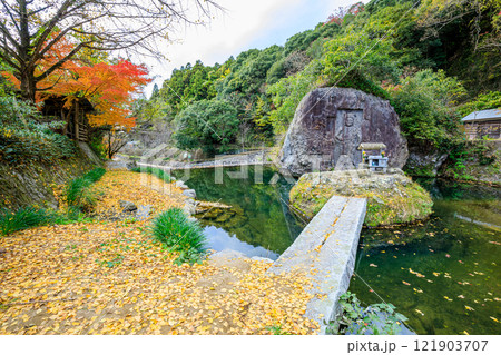 秋の川中不動 大分県豊後高田市 秋の川中不動 大分県豊後高田市 121903707