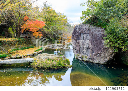 秋の川中不動　大分県豊後高田市 121903712
