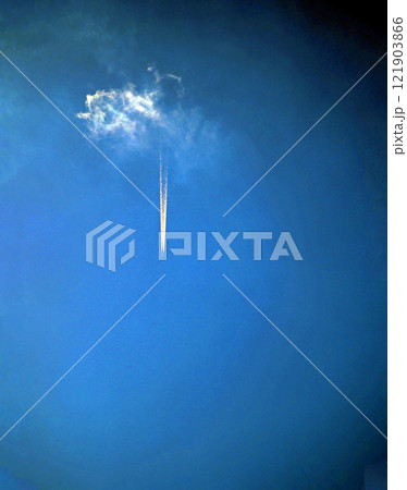 飛行機雲発生：高度上空で飛行機雲が作られていくところ 121903866
