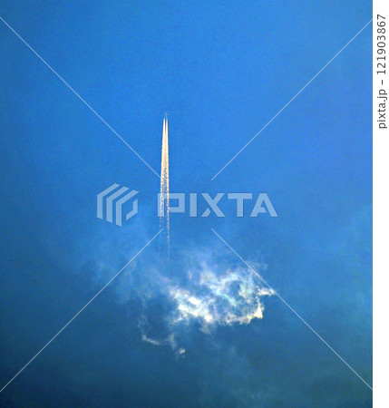 飛行機雲発生：高度上空で飛行機雲が作られていくところ 121903867