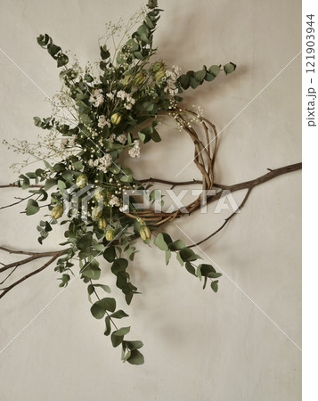 壁に飾られたリース 121903944