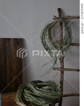 壁に飾られたリース 壁に飾られたリース 121903949