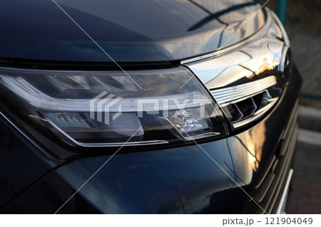 車のヘッドライト 121904049