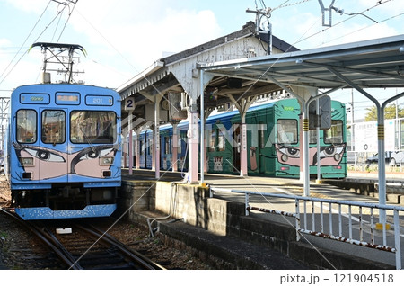 上野市駅(伊賀鉄道伊賀線)忍者市駅構内の電車 上野市駅(伊賀鉄道伊賀線)忍者市駅構内の電車 121904518