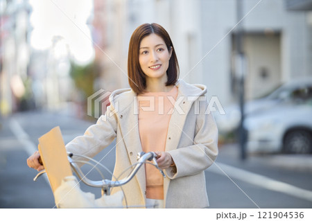 自転車で買い物に行くミドルの女性 自転車で買い物に行くミドルの女性 121904536