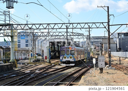 上野市駅(伊賀鉄道伊賀線)忍者市駅の待機中の電車 上野市駅(伊賀鉄道伊賀線)忍者市駅の待機中の電車 121904561