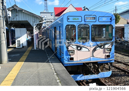 上野市駅(伊賀鉄道伊賀線)忍者市駅構内の電車 上野市駅(伊賀鉄道伊賀線)忍者市駅構内の電車 121904566