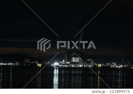 工場の夜景 121904573
